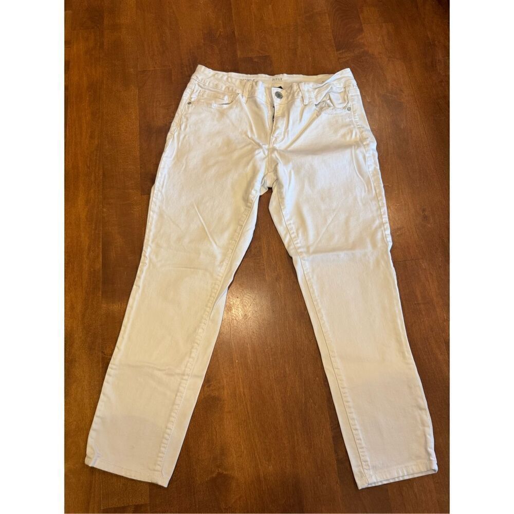 Woman’s ANA  white ankle skinny jeans waist size 29